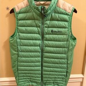 950-Fill Water-Resistant Goose Down Cotopaxi Green and Cream Puffer Vest